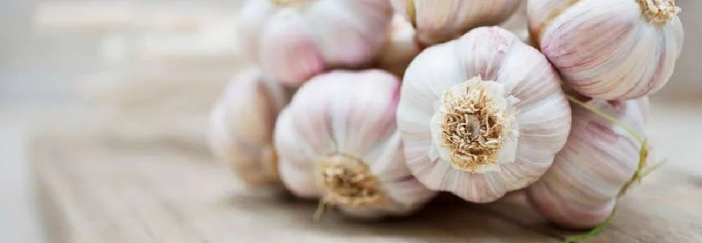 Knoblauchzehen auf einem Tisch